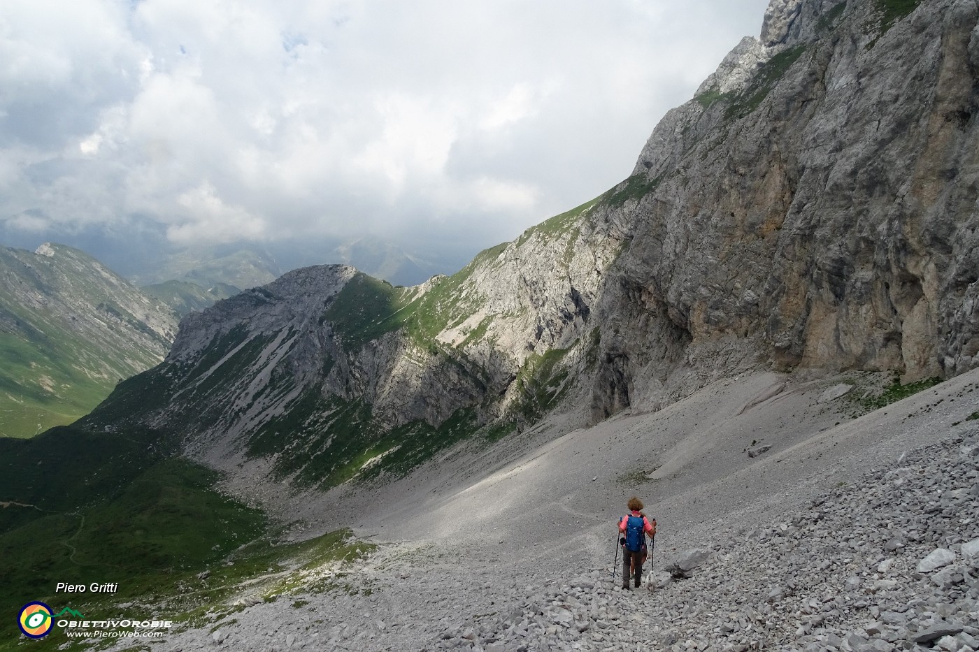 67 In discesa sul ghiaione dalla Bocchetta di Corna Piana al Passo Branchino.JPG